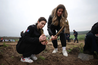 Bursalı gençlerden doğaya katkı! Karbon ayak izini fidanlarla telafi ettiler