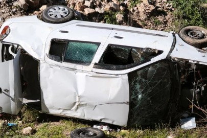 Emniyet şeridindeki kamyonete çarpan otomobil boş araziye uçtu: 4 yaralı