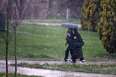 Eskişehir'de yağmur bastırdı, öğrenciler şemsiyelere sarıldı