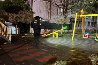 İzmir'de 2 yaşındaki çocuk parkta oynarken bıçaklı saldırıya uğradı