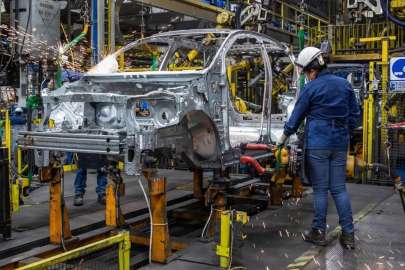 Otomotiv devi elektrikli araç üretimini durdurdu!