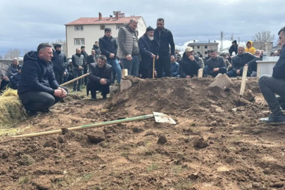 Sivas'ta traktörün şaftına düşerek ölen çocuğunun babası cenazede ayakta duramadı