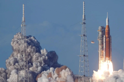 Yarım asır sonra bir ilk! Ay'a yolculuk başladı