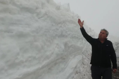 Burası ne Van ne de Hakkari! Yaz şehrinde kar 2 metreyi aştı