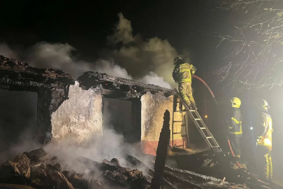 Bursa'da çift katlı ev küle döndü