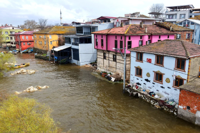 Bursa'nın 'Küçük Venedik'i sezonu açtı ama yolları kapandı