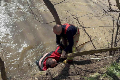 Nehre düşen kişiyi kurtarmak için zamanla yarış: Can pazarı yaşandı