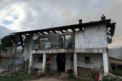 Selendi'de 2 katlı ev yangında kül oldu