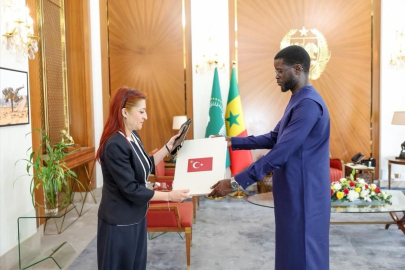 Türkiye'nin Dakar Büyükelçisi Karaoğlu, Senegal Cumhurbaşkanı Faye'a güven mektubunu sundu