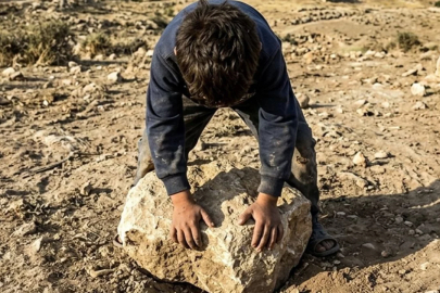 Yerdeki taşı kaldıran iki kardeş, felaketi yaşadı...