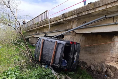 Bursa'da kazada savrulan araç, dere yatağına uçtu