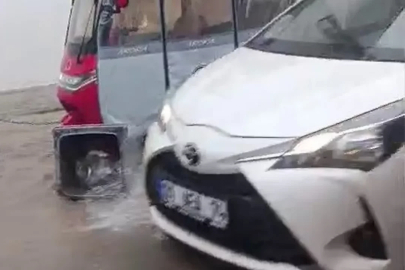 İzmir'i sağanak vurdu! Cadde ve sokaklar göle döndü