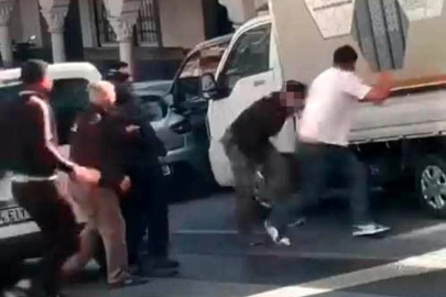 Kağıthane'de yol verme tartışması bıçaklı kavgaya dönüştü: O anlar kamerada