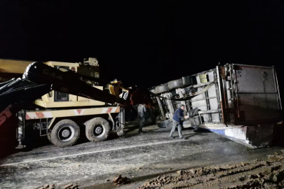 Kayan tır devrildi, Ankara-Tokat karayolu saatlerce ulaşıma kapandı