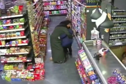 Van'da depreme markette yakalanan bir anne, oğlunun üzerine kapandı