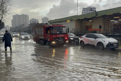 Adana'daki sağanak yağış vatandaşlara zor anlar yaşattı