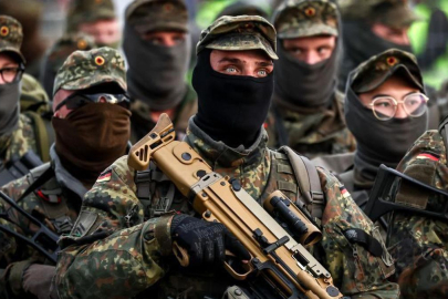 Almanya'da 45 yaş altındaki erkeklerin yurtdışında uzun kalması için askeri onay gerekecek