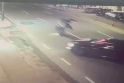 Beşiktaş'ta motosikletle otomobile çarparak takla atan 2 kişi öldü; kaza anı kamerada