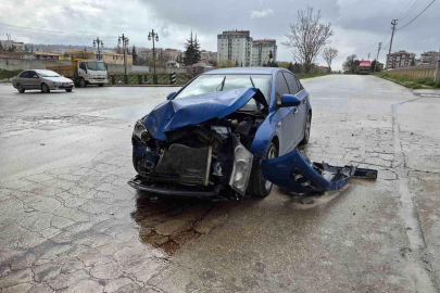 'Dur' levhasına uymayan otomobil, çöp kamyonuna çarptı: 1 yaralı