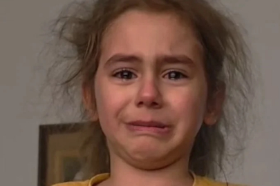 Düzce'de 7 yaşındaki Nazede, İstiklal Marşı’nı hem okudu hem ağladı