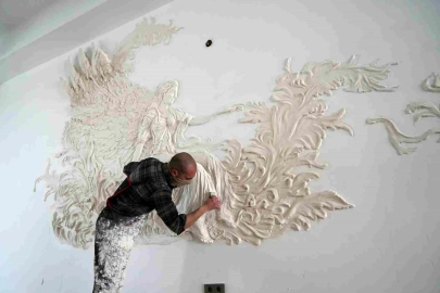 Genç sanatçı alçıyla duvarları resim tablosuna dönüştürüyor