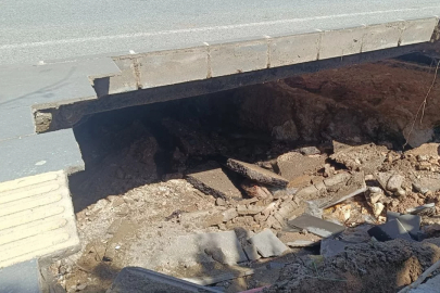 Kaldırım çöktü: Yol trafiğe kapatıldı