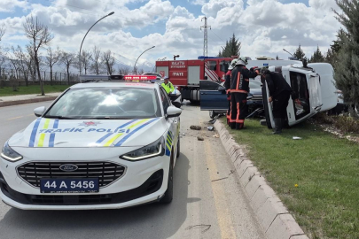 Malatya'da otomobil ile hafif ticari araç çarpıştı: 3 yaralı