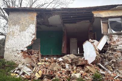 99 Depremi'nde yıkılmayan bina 2026'da yıkıldı!