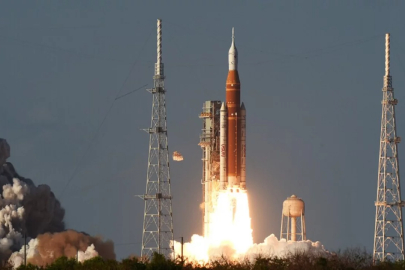 Artemis II mürettebatı Ay'ın "etki alanına" girdi