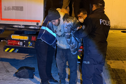 Hurma ve fıstık yağı yüklü tırda 18 kaçak göçmen yakalandı