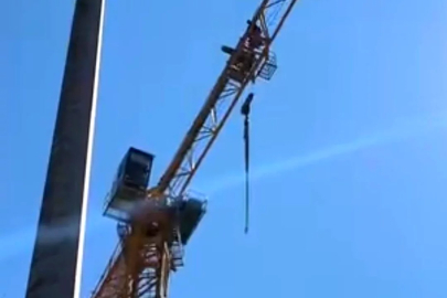 Maaşını alamadığını iddia eden işçi vince çıktı!