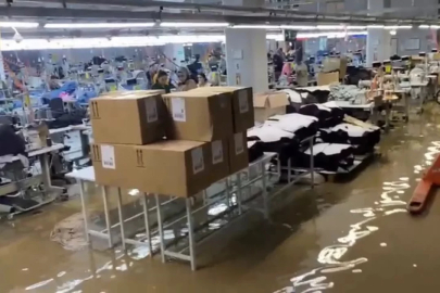 Şanlıurfa'da sağanak nedeniyle tekstil fabrikasını su bastı; işçiler tahliye edildi
