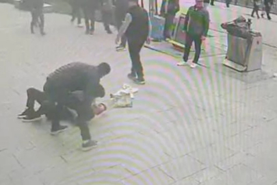 Sokak ortasında kardeş kavgası! Sopayla birbirlerine girdiler...