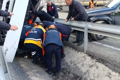 Virajı alamayan tır bariyerlere saplandı: Sürücü yaralandı