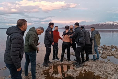 Alkollü şekilde Van Gölü'ne giren şahsı, buz gibi havada göle giren polisler kurtardı