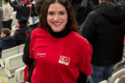 Ayşe Yüksel'in aile pozunda benzerlik detayı dikkat çekti