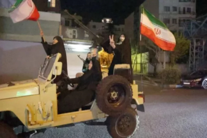 İranlı kadınlar da silah kuşanıp sokağa çıktı! Verdikleri mesaj net