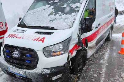 Ambulans ile otomobil çarpıştı: 3 kişi yaralandı