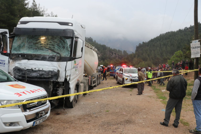 Antalya'da TIR ile minibüs çarpıştı: 7 ölü, 7 yaralı