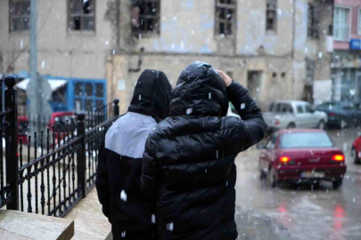 Bayburt kent merkezinde ve yüksek kesimlerde kar yağışı etkili oldu