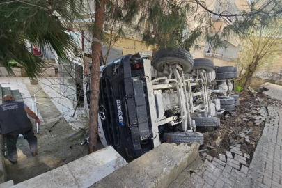 Devrilen mikserde sıkışan sürücü kurtarıldı