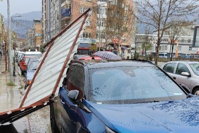 Fırtınanın etkisiyle yapıdan kopan parça araca zarar verdi