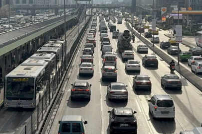 İstanbullular dikkat: Harita kırmızıya boyandı! Trafik yoğunluğu yüzde 83'e ulaştı