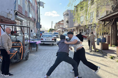 Kavga ihbarına giden polisler Türk bayrağı ve çiçeklerle karşılandı