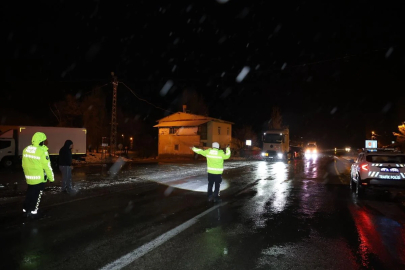 Kop Dağı Geçidi'nde kar ve tipi ulaşımda aksamalara yol açtı