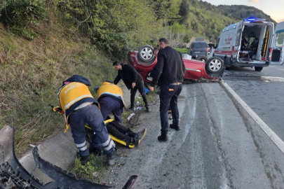 Otomobil park halindeki araçlara çarptı; kaza anı kamerada