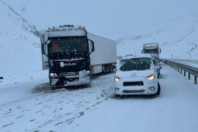 Sakaltutan Geçidi'nde Kar ve Tipi Nedeniyle Ulaşım Aksıyor