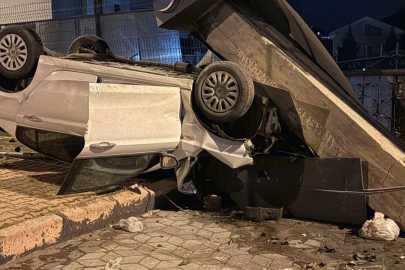 Takla atan otomobil sitenin girişini yıktı: 1 yaralı