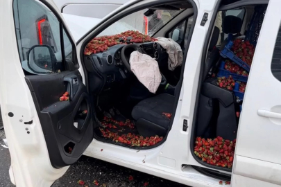 Yağış nedeniyle kaygan yolda kaza: Sürücü araçta sıkıştı, trafik kilitlendi