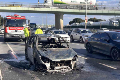 Zeytinburnu sahil yolunda otomobil alev alev yandı